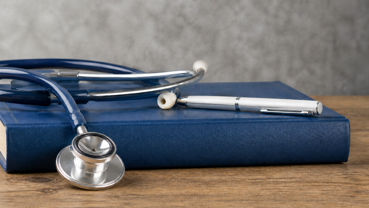 Estetoscopio sobre un expediente médico, representando lesiones personales por negligencia médica