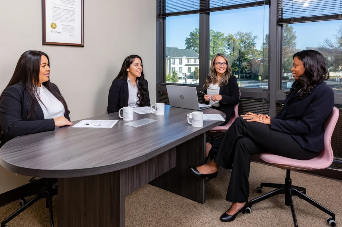 Equipo de J Kelley Law Group en una consulta legal profesional, representando el apoyo legal disponible para clientes de la oficina de Montgomery Village, Maryland.