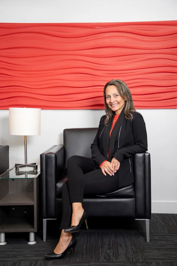 Johanna Kelley sentada en la oficina de J Kelley Law Group, representando liderazgo legal con experiencia para clientes de lesiones personales en Maryland.