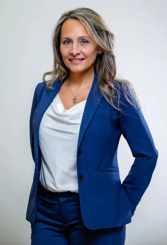 Johanna Kelley, fundadora y abogada directora de J Kelley Law Group, brindando liderazgo legal con experiencia para clientes de inmigración en todo Estados Unidos.