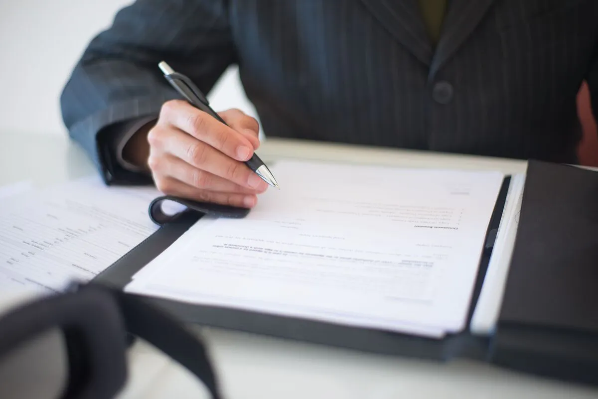 Profesional legal revisando documentos de certificación para un caso de Visa U