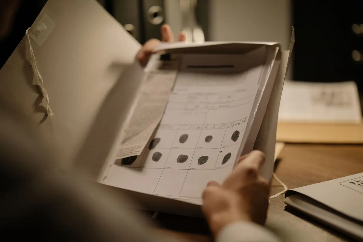 Profesional legal revisando documentos de evidencia para una petición de Visa U