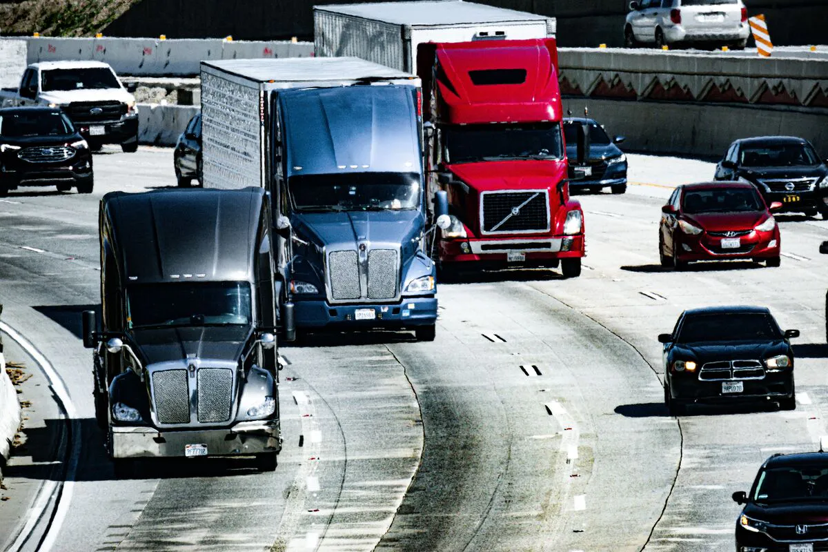 Camiones comerciales en una autopista para un reclamo por accidente de camión en Maryland