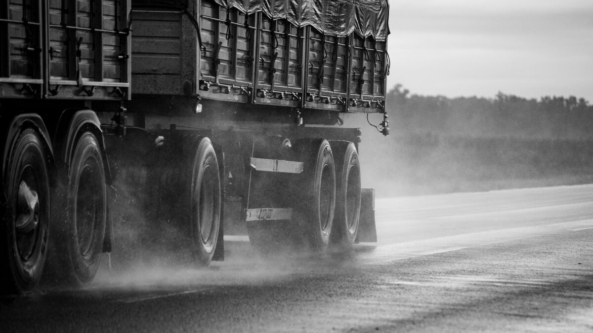 Commercial truck on a road for a Maryland truck accident claim