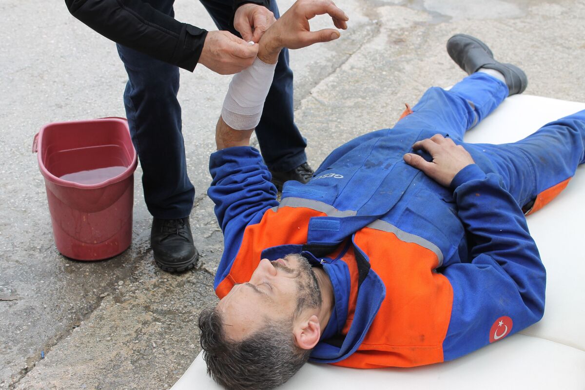 Injured worker receiving help after a fall accident for Maryland slip and fall claim documentation