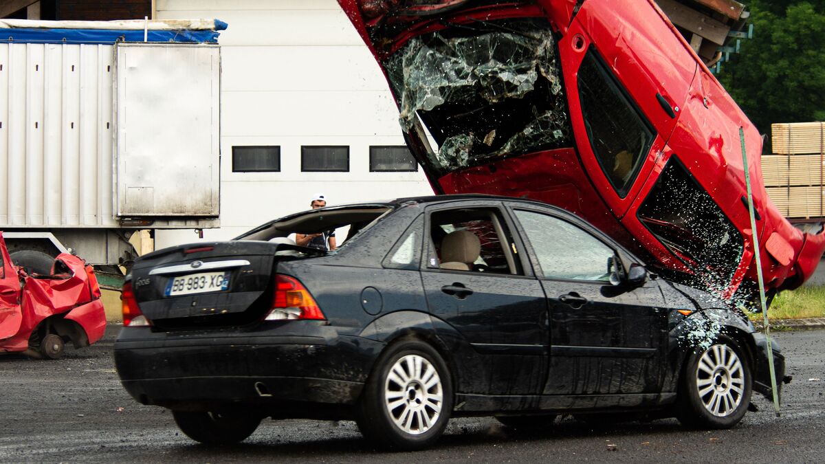Damaged vehicles after a serious car accident in Maryland