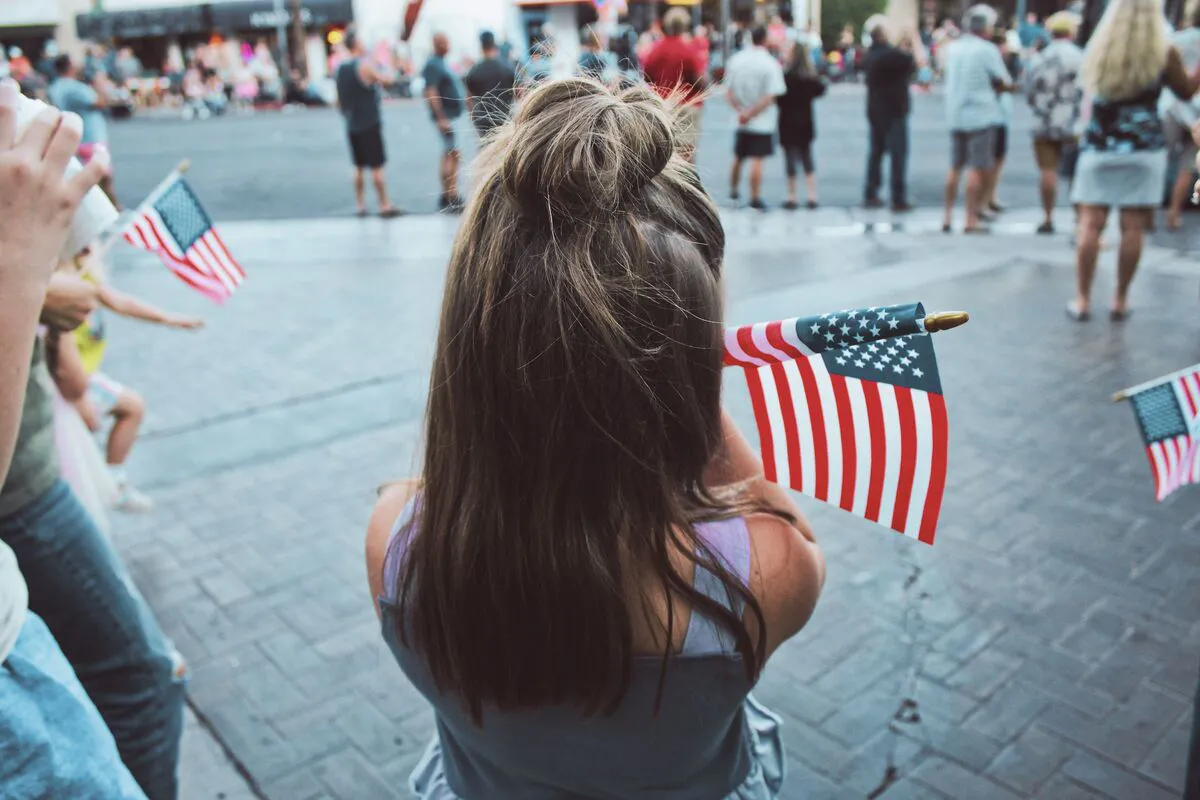 Menor sosteniendo una bandera de Estados Unidos, representando apoyo legal para custodia relacionada con SIJS y corte familiar en Maryland