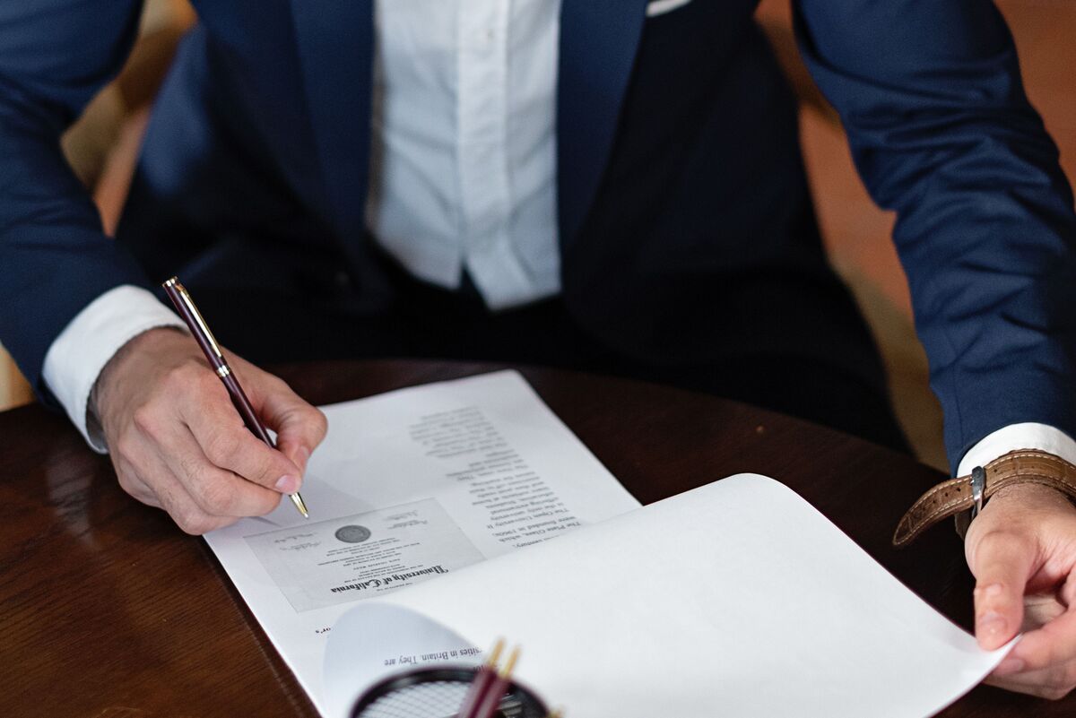 Abogado revisando documentos de una petición de inmigrante aprobada y pasos ante el NVC