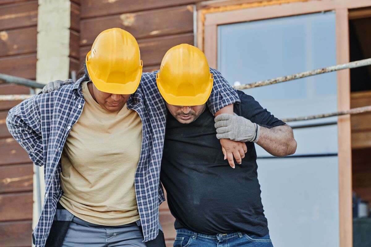 Construction worker being helped after a workplace injury for a Maryland workers’ compensation claim